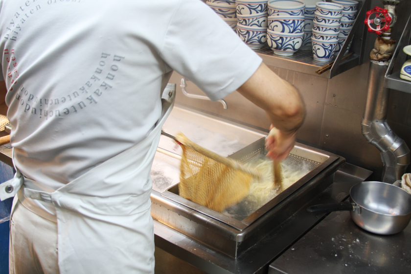 麺上げ作業の職人